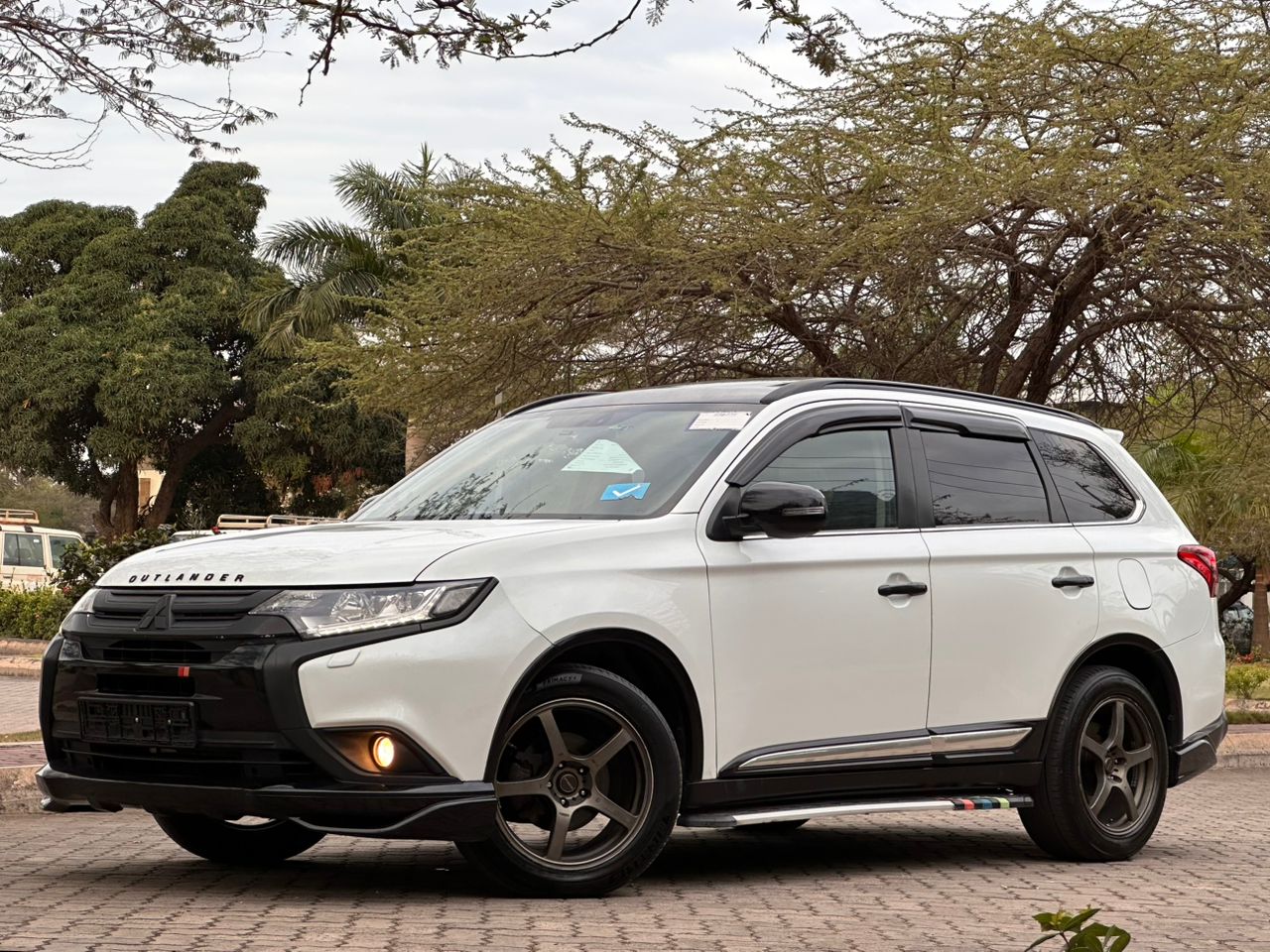 MITSUBISHI OUTLANDER thumbnail 2